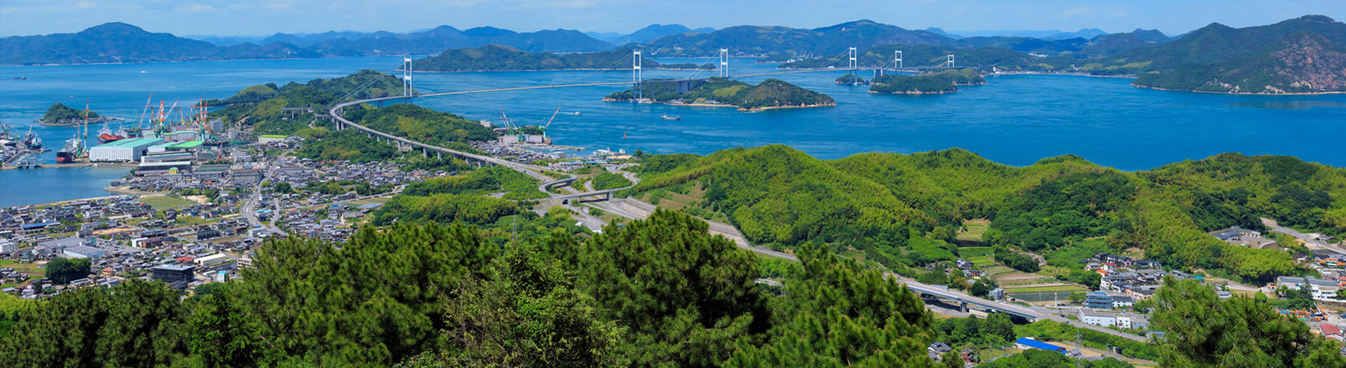来島海峡大橋と、今治の島々の風景