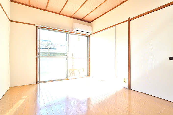 木の床に日が差す洋室