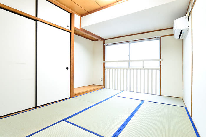 新しい畳の和室と押し入れ